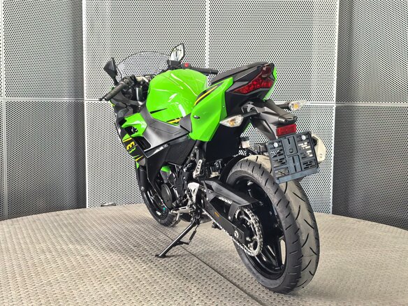 2025 Kawasaki Ninja 400, зелёный, 677000 рублей - вид 6