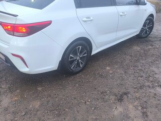 2017 Kia Rio III Рестайлинг, белый, 1250000 рублей, вид 3