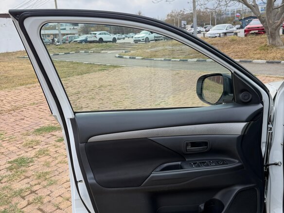2017 Mitsubishi Outlander III Рестайлинг 2, белый, 1595000 рублей - вид 16