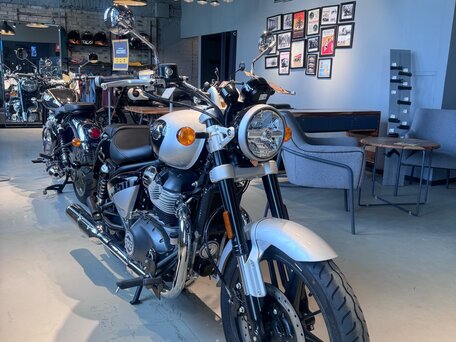 2026 Royal Enfield Super Meteor, серебристый, 773000 рублей, вид 2