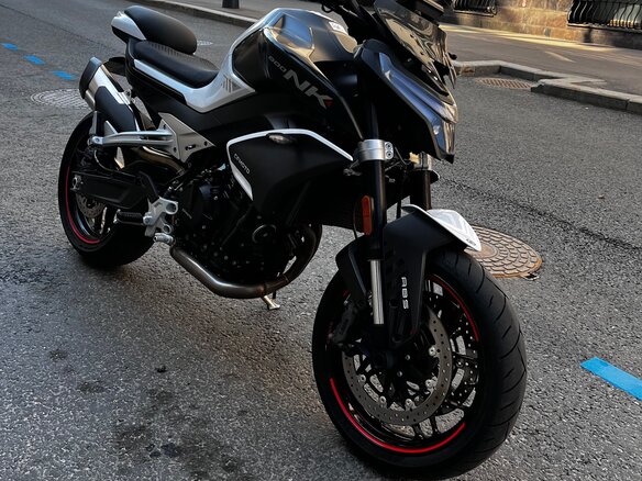 2024 CFMoto 800NK, белый - вид 2