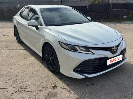 2018 Toyota Camry VIII (XV70), белый, 2650000 рублей, вид 1