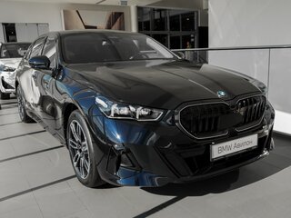 2025 BMW 5 серии 530i xDrive VIII (G60/G61/G68), чёрный, 8295000 рублей, вид 3