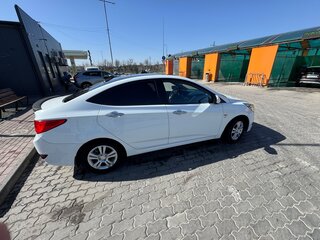 2015 Hyundai Solaris I Рестайлинг, белый, 900000 рублей, вид 2