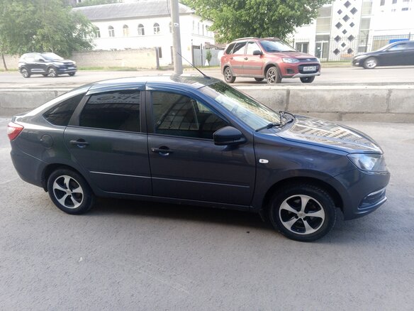2018 Lada (ВАЗ) Granta I Рестайлинг, серебристый, 600000 рублей - вид 3