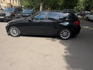 2018 BMW 1 серии 118i II (F20/F21) Рестайлинг 2, чёрный, 1700000 рублей, вид 3