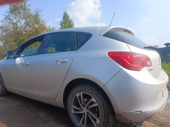 2013 Opel Astra J Рестайлинг, серебристый, 680000 рублей - вид 3