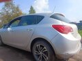 2013 Opel Astra J Рестайлинг, серебристый, 680000 рублей - вид 3