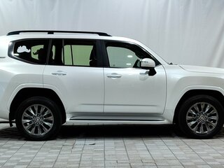 2021 Toyota Land Cruiser 300 Series, белый, 9000000 рублей, вид 4