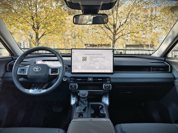 2026 Toyota RAV4 VI (XA60), чёрный - вид 17