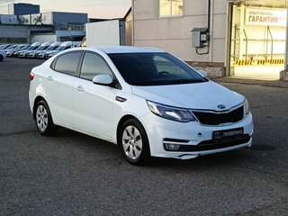 2017 Kia Rio III Рестайлинг, белый, 820000 рублей, вид 3