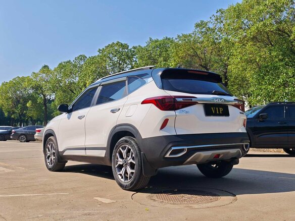 2022 Kia KX3, белый, 1610000 рублей - вид 3
