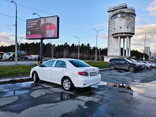 2013 Toyota Corolla X (E140, E150) Рестайлинг, белый, 900000 рублей, вид 3