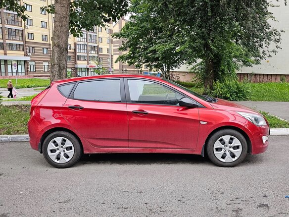 2015 Hyundai Solaris I Рестайлинг, красный, 750000 рублей - вид 2