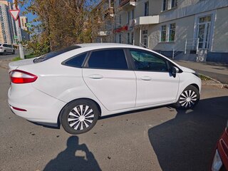 2016 Ford Fiesta Mk6 Рестайлинг, белый, 730000 рублей, вид 5
