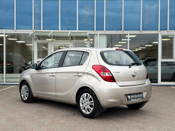 2010 Hyundai i20 I, бежевый, 695000 рублей - вид 3