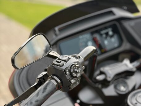 2025 Harley-Davidson Road Glide, красный, 2950000 рублей, вид 3