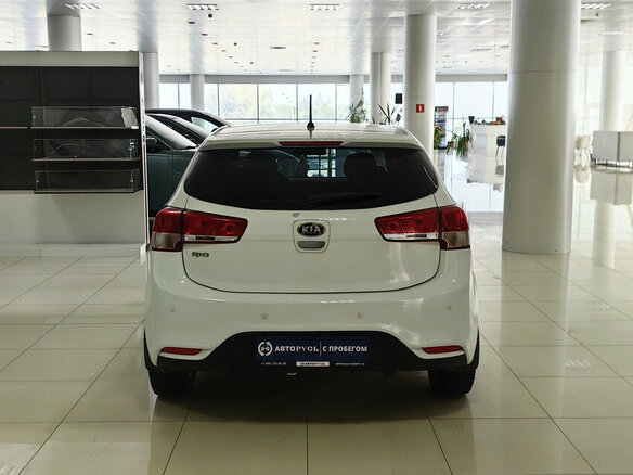 2016 Kia Rio III Рестайлинг, белый - вид 2