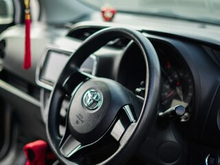 2018 Toyota Vitz III (XP130) Рестайлинг 2, серый, 915000 рублей, вид 3
