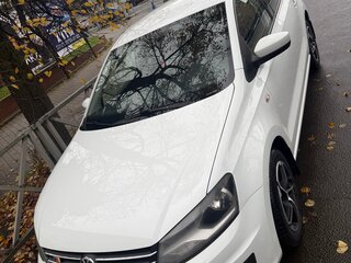 2017 Volkswagen Polo V Рестайлинг, белый, 1300000 рублей, вид 1