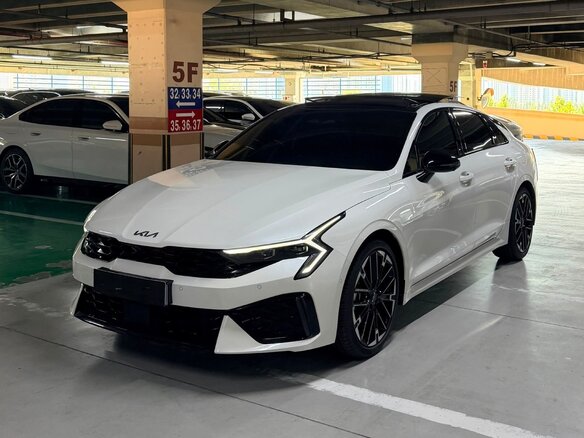 2023 Kia K5 III Рестайлинг, белый, 3130000 рублей - вид 1
