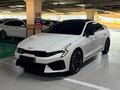 2023 Kia K5 III Рестайлинг, белый, 3130000 рублей - вид 1