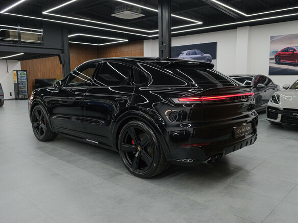 2025 Porsche Cayenne GTS Coupé III Рестайлинг, чёрный, 25690000 рублей - вид 3