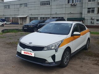 2021 Kia Rio IV Рестайлинг, белый, 800000 рублей, вид 1