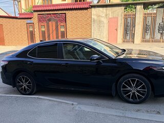 2021 Toyota Camry VIII (XV70) Рестайлинг, чёрный, 2150000 рублей, вид 5