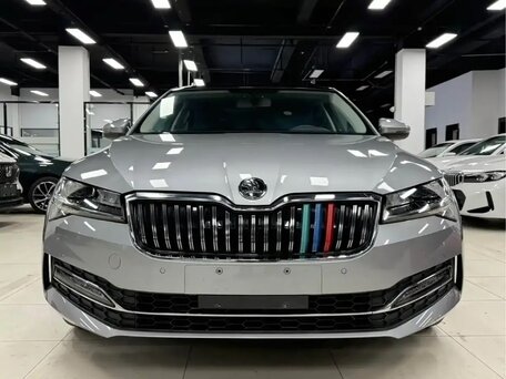 2023 Skoda Superb III Рестайлинг, серый, 2510000 рублей, вид 2