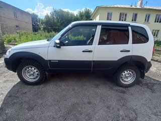 2017 Chevrolet Niva I Рестайлинг, белый, 650000 рублей, вид 4