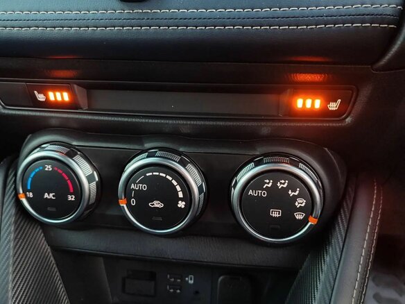 2020 Mazda 2 III (DJ) Рестайлинг, красный, 1400000 рублей - вид 15