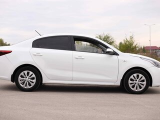 2018 Kia Rio IV, белый, 1012536 рублей, вид 4