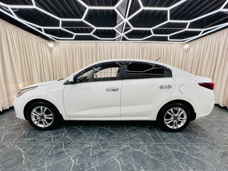 2020 Kia Rio IV Рестайлинг, белый, 1649999 рублей, вид 3