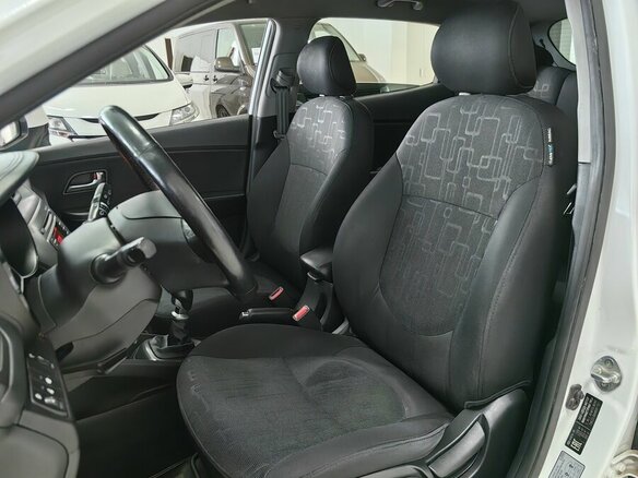2016 Kia Rio III Рестайлинг, белый - вид 4
