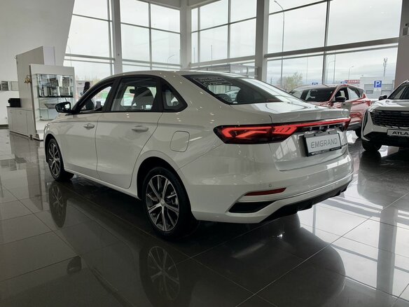 2023 Geely Emgrand II, белый, 2489990 рублей - вид 4