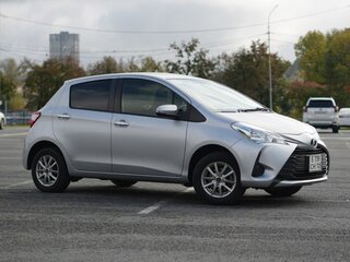 2018 Toyota Vitz III (XP130) Рестайлинг 2, серый, 915000 рублей, вид 5