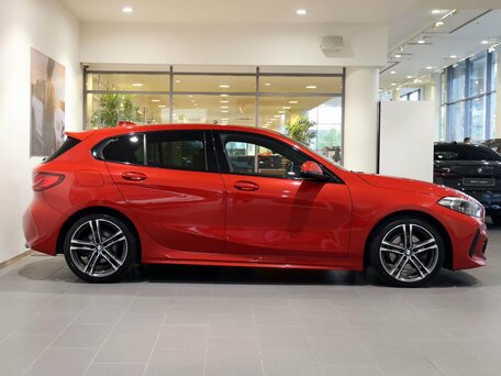 2019 BMW 1 серии 118d III (F40), красный, 2728000 рублей, вид 4