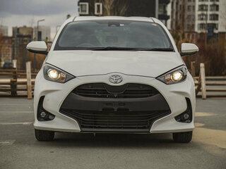 2023 Toyota Yaris IV, белый, 950000 рублей, вид 2