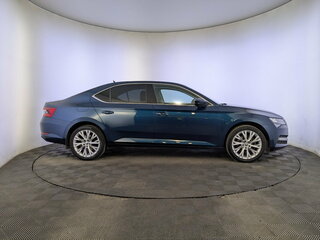 2022 Skoda Superb III Рестайлинг, синий, 3200000 рублей, вид 4