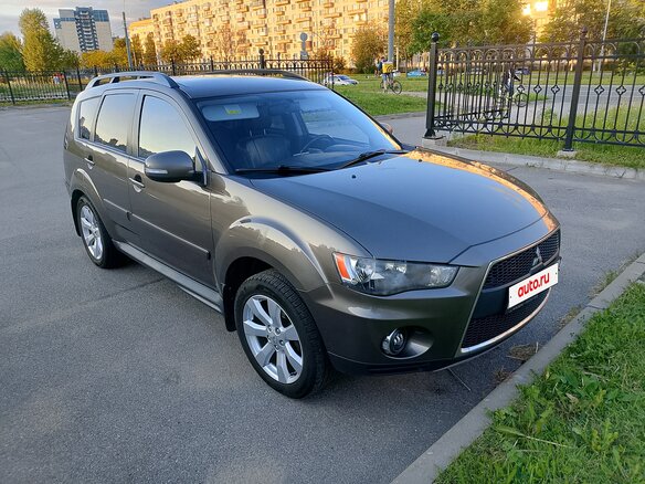 2010 Mitsubishi Outlander II Рестайлинг, коричневый, 1250000 рублей