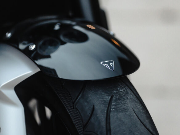 2023 Triumph Rocket 3, серебристый, 2490000 рублей - вид 22