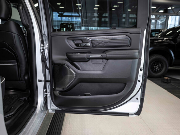 2026 Ram 1500 Crew Cab V Рестайлинг, серебристый, 9490000 рублей - вид 19