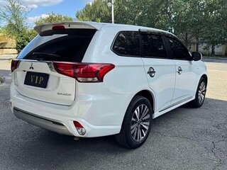 2022 Mitsubishi Outlander III Рестайлинг 3, белый, 2090000 рублей, вид 4