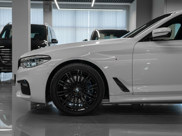 2019 BMW 5 серии 530d xDrive VII (G30/G31/G38), белый, 4980000 рублей - вид 24
