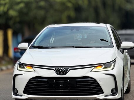 2022 Toyota Corolla XII (E210) Рестайлинг, белый, 1640000 рублей, вид 1