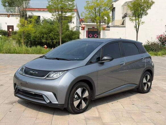2025 BYD Dolphin 45.12 kWh I Рестайлинг, серебристый, 1840000 рублей - вид 1