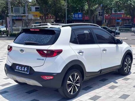 2021 Kia Stonic I Рестайлинг, белый, 970000 рублей, вид 4
