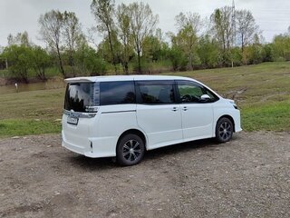 2018 Toyota Voxy III (R80) Рестайлинг, белый, 2699111 рублей, вид 2