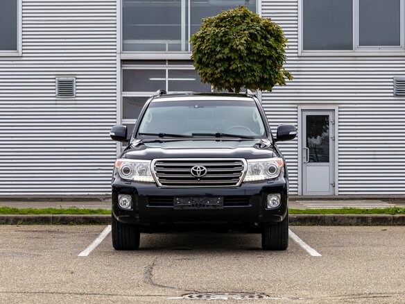 2013 Toyota Land Cruiser 200 Series Рестайлинг 1, чёрный, 2895000 рублей - вид 1